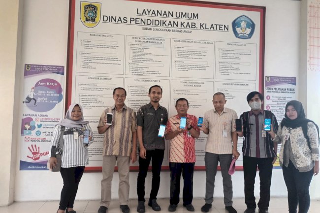 Pegawai Dinas Pendidikan Klaten Melakukan Registrasi Identitas Kependudukan Digital (IKD)