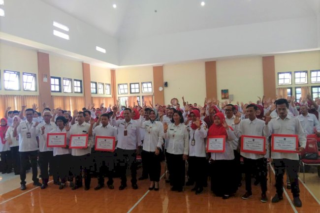 Penyerahan Simbolis Kesra GTT/PTT K2 dan NON K2