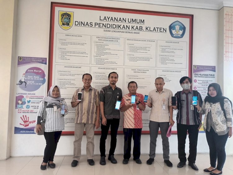 Pegawai Dinas Pendidikan Klaten Melakukan Registrasi Identitas Kependudukan Digital (IKD)