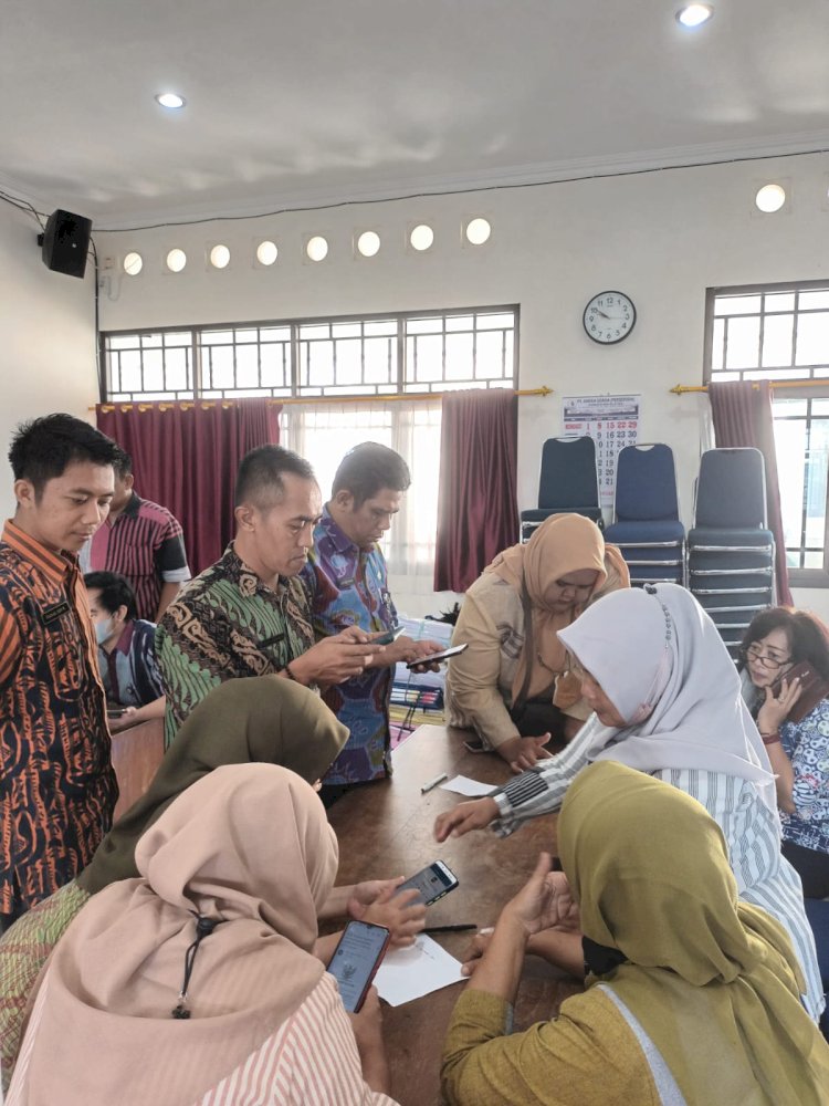 Pegawai Dinas Pendidikan Klaten Melakukan Registrasi Identitas Kependudukan Digital (IKD)