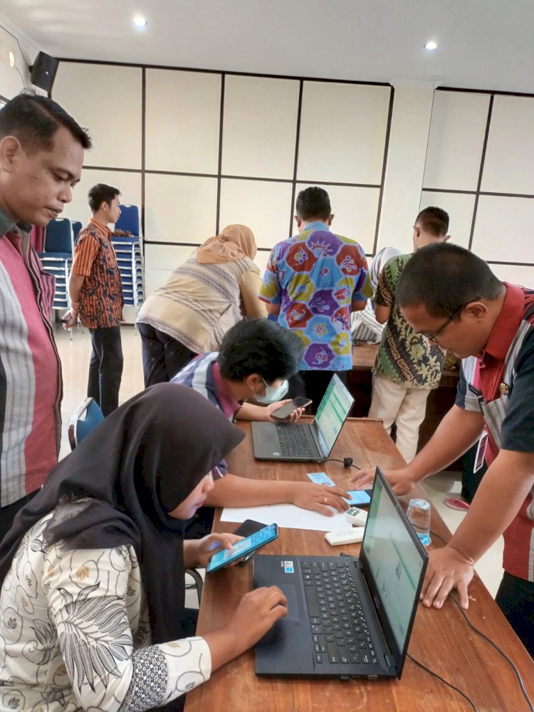 Pegawai Dinas Pendidikan Klaten Melakukan Registrasi Identitas Kependudukan Digital (IKD)